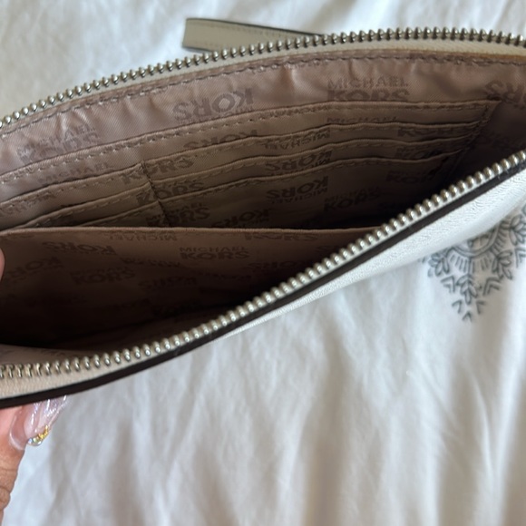 Michael Kors white clutch - Picture 3 of 8